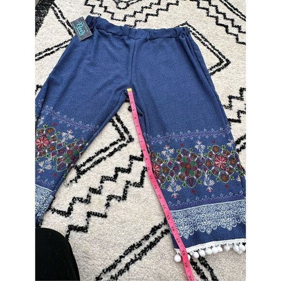 Light weight denim, looking capri with pom-poms and elastic waist - Picture 7 of 11